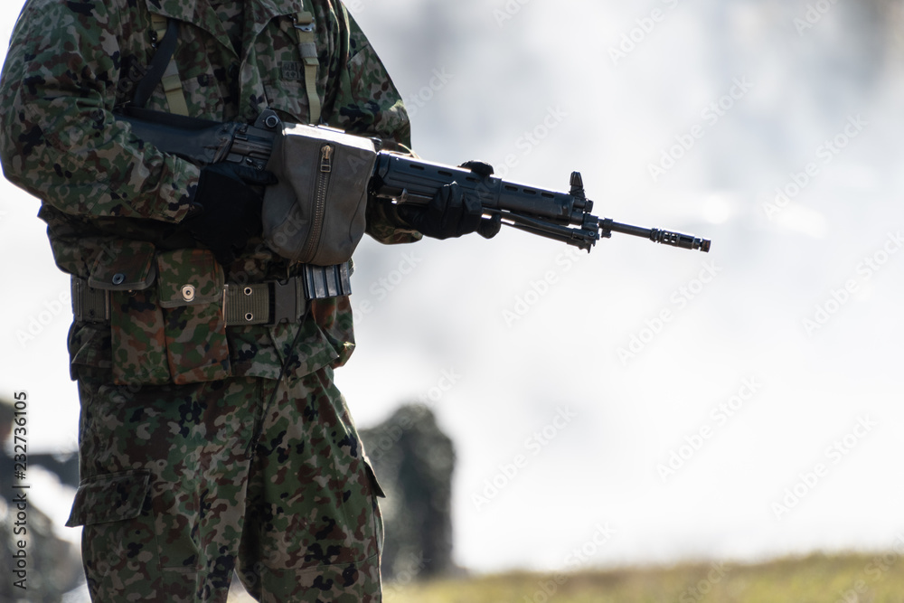 銃を構える自衛官 銃を構える自衛官