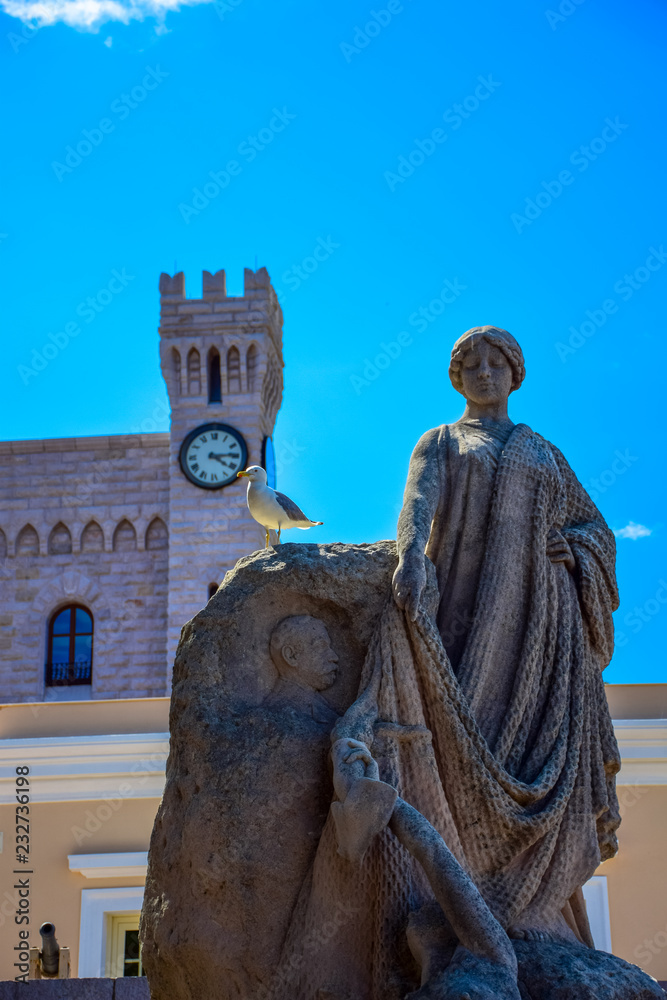 Fototapeta premium Sculpture with the Prince's Palace of Monaco in the background