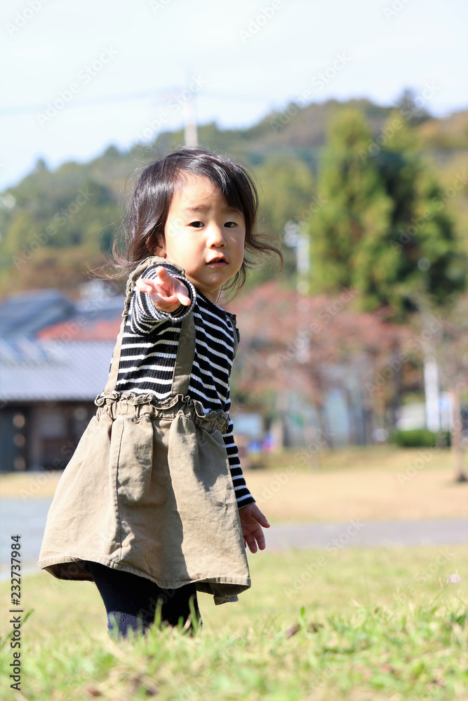Fototapeta premium 2歳 女の子 ポーズ