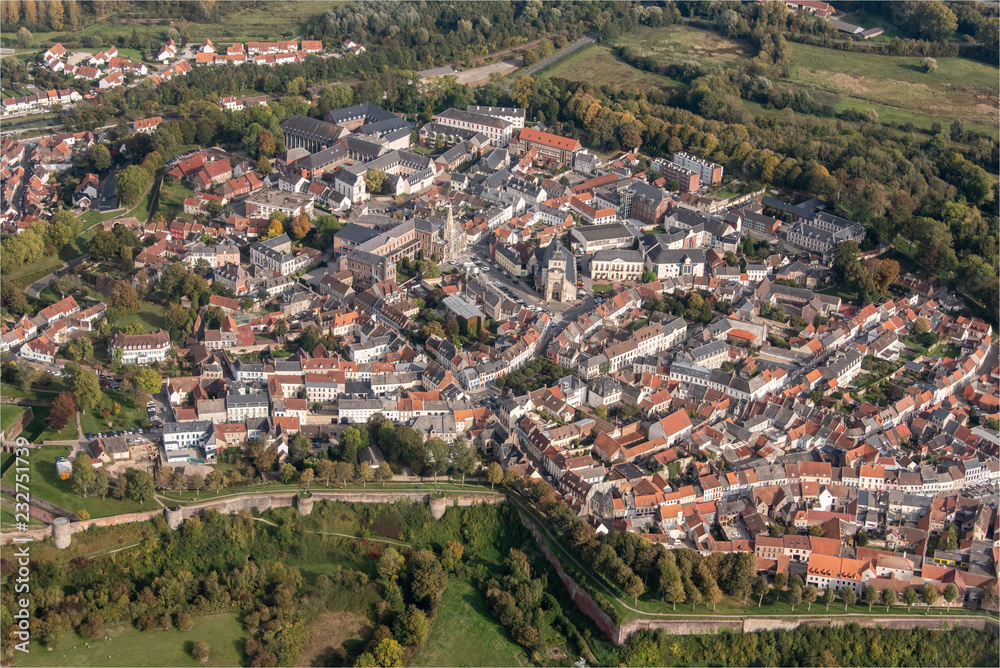 Vue aérienne de la ville de Montreuil dans le Pas-de-Calais en France