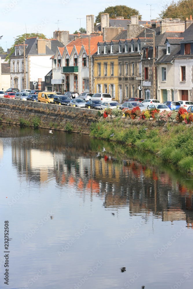 Le Blavet dans la ville de Pontivy (Bretagne, Morbihan, France)