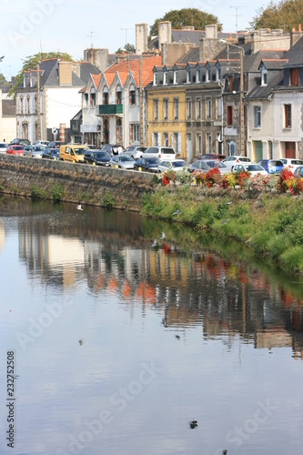 Le Blavet dans la ville de Pontivy (Bretagne, Morbihan, France) © bobroy20