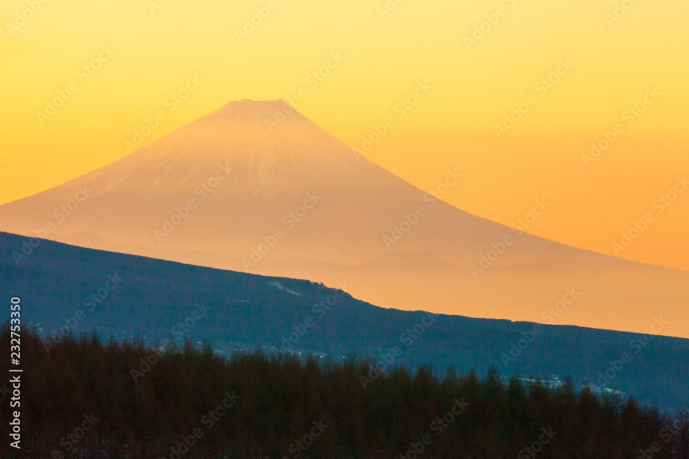 長野県　霧ヶ峰から見た富士山の朝焼け