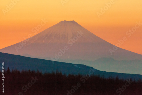 長野県 霧ヶ峰から見た富士山の朝焼け