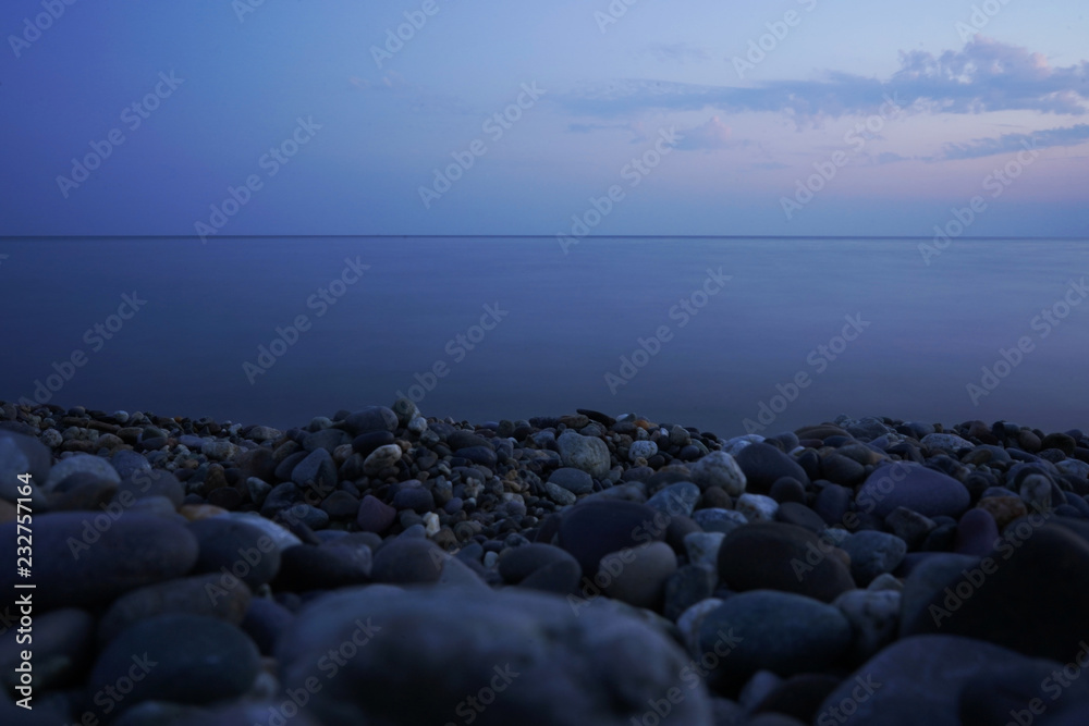 Морской берег камни штиль закат