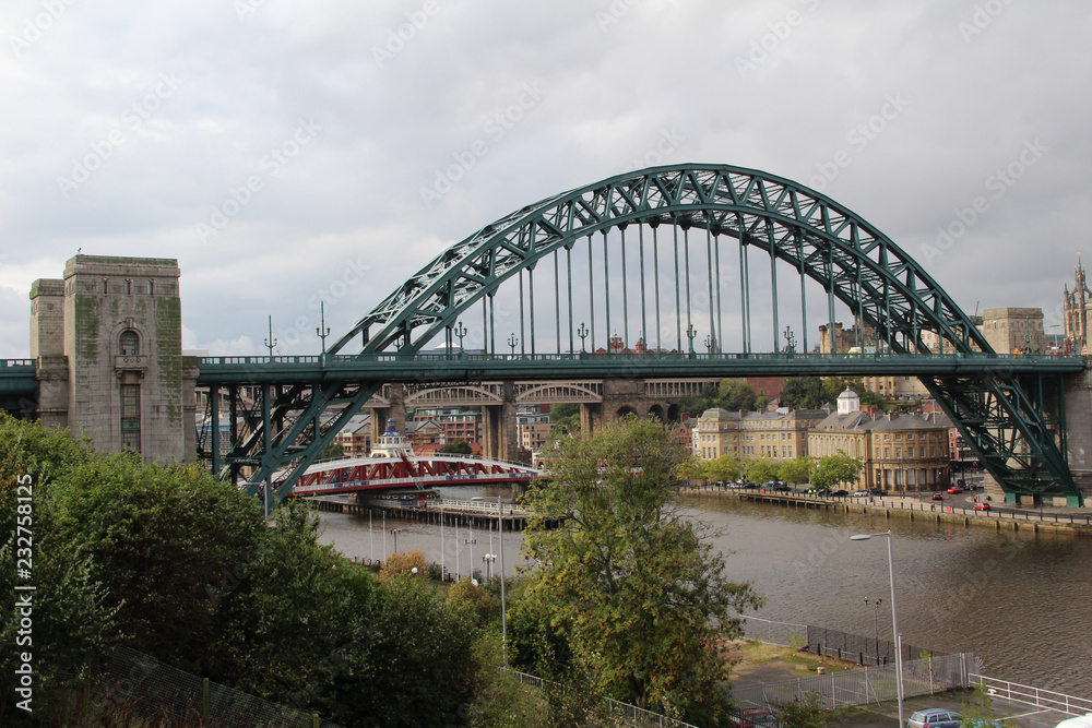 brücke über dem fluss thyne in newcastle in nord ost england großbritanien fotografiert während einer sightseeing tour im Herbst an einem bewölkten tag