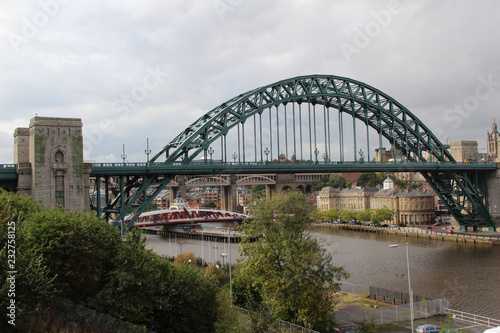 brücke über dem fluss thyne in newcastle in nord ost england großbritanien fotografiert während einer sightseeing tour im Herbst an einem bewölkten tag © BMFotos