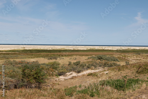 weitblick auf die nordsee und die landschaft auf der nordsee insel borkum fotografiert w  hrend einer sightseeing tour auf der insel bei strahlendem sonnenschein an einem sp  tsommertag