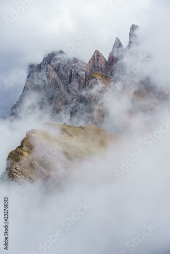 Aussicht auf die Geislerspitzen in den Dolomiten Südtirols bei starkem Nebel