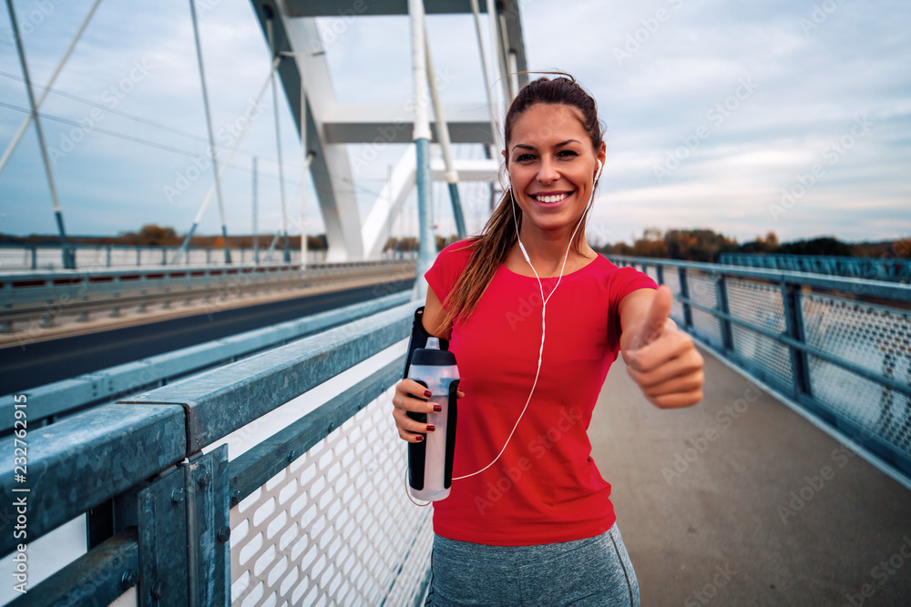 Obraz premium Young fitness woman running in the city