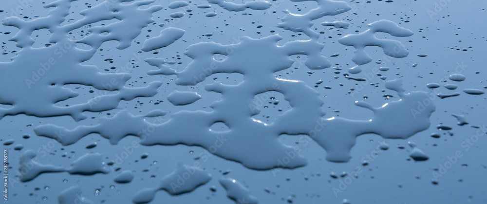 Wassertropfen mit Struktur auf blauer Oberfläche Wassertropfen mit Struktur auf blauer Oberfläche