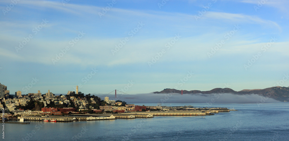 Port de San Francisco dans la brume matinale