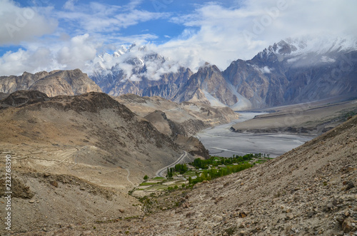 パキスタンの上部フンザ　フサイニ－村と美しい山々 © koujim30