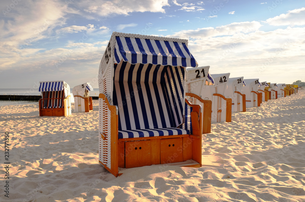 Kosze plażowe na słonecznej plaży w Kołobrzegu