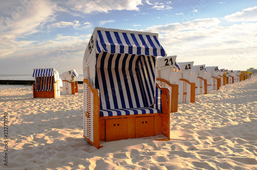 Obraz na płótnie Kosze plażowe na słonecznej plaży w Kołobrzegu w salonie