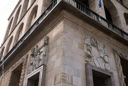 Tableau sur toile Milano, Italy - September 19, 2018 : Details of Arengario Palazzo, bas-relief by