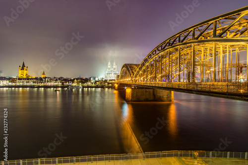 Brücke und der Kölner Dom