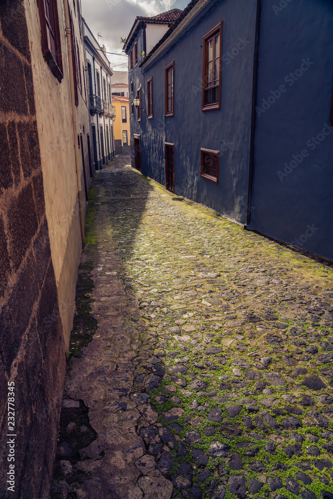 Obraz premium Pretty, narrow spanish street in Puerto de la Cruz, Tenerife, Spain