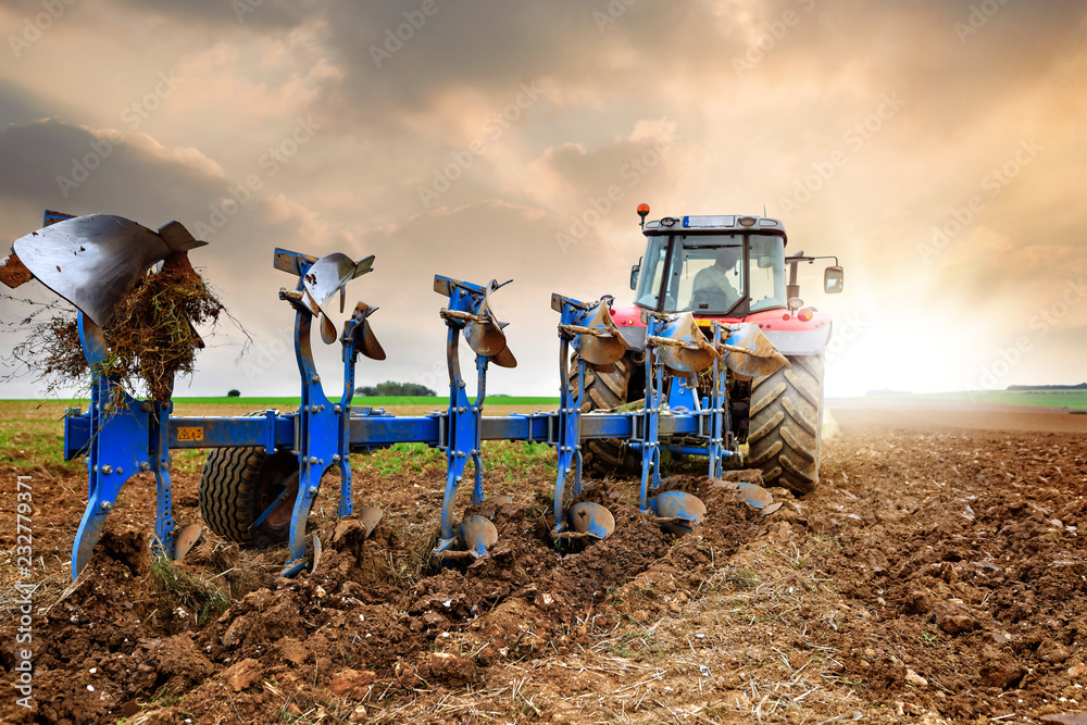 Obraz premium agriculteur au travail à l'aube