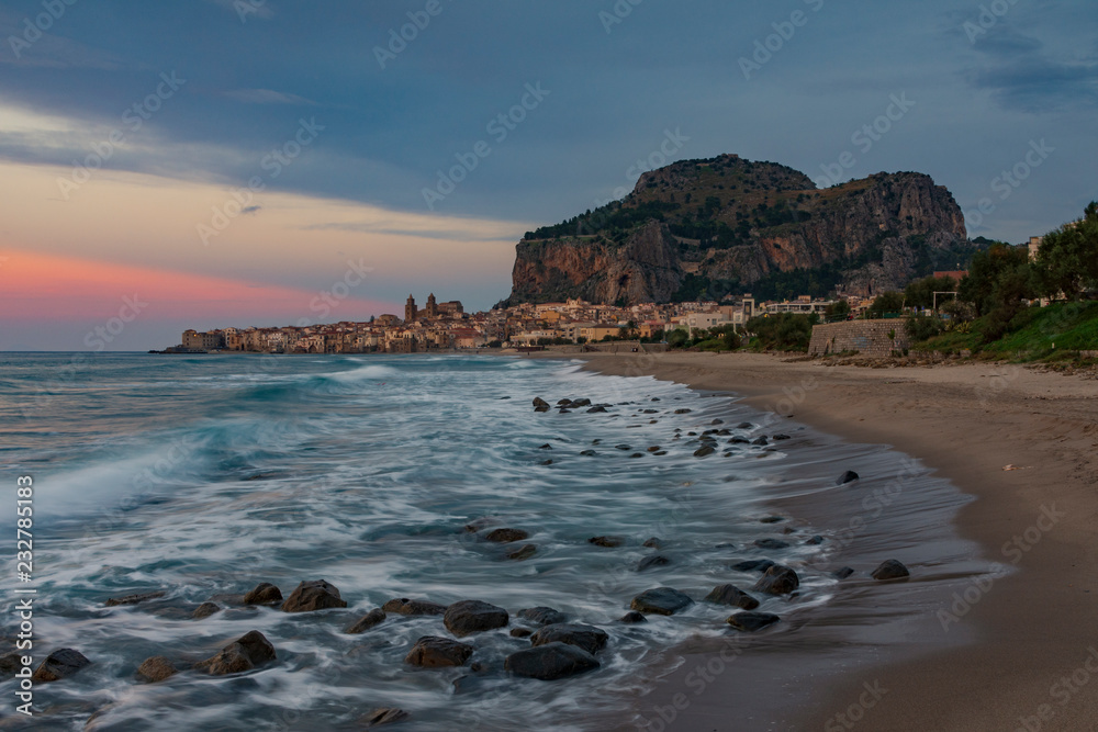 La spiaggia di Cefalù con la cittadina sullo sfondo al crepuscolo, Sicilia	
