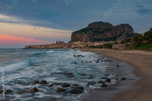 La spiaggia di Cefalù con la cittadina sullo sfondo al crepuscolo, Sicilia 