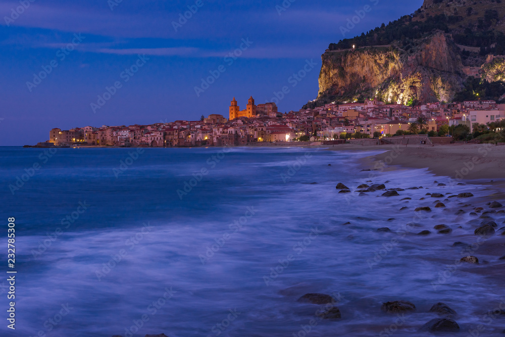 La spiaggia di Cefalù con la cittadina sullo sfondo al calar della sera, Sicilia	