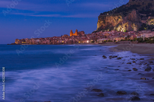 La spiaggia di Cefalù con la cittadina sullo sfondo al calar della sera, Sicilia	