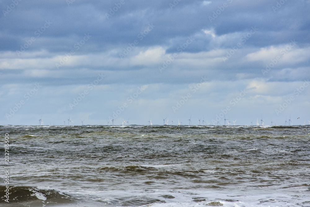 Windräder in der Nordsee am Horizont in der Unschärfe