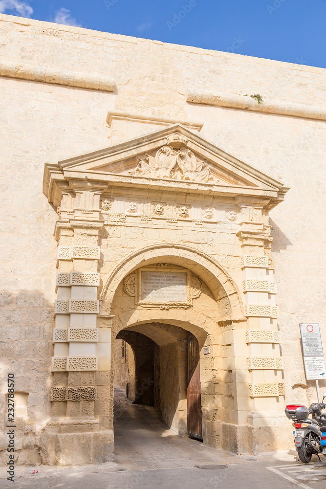 Naklejka premium Mdina, Malta. Greek Gate - the entrance to the old fortress city, 1724