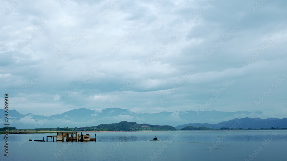 Obraz premium lake and blue sky