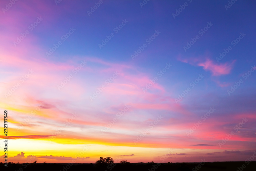 Obraz premium colorful sky with clouds at sunset time
