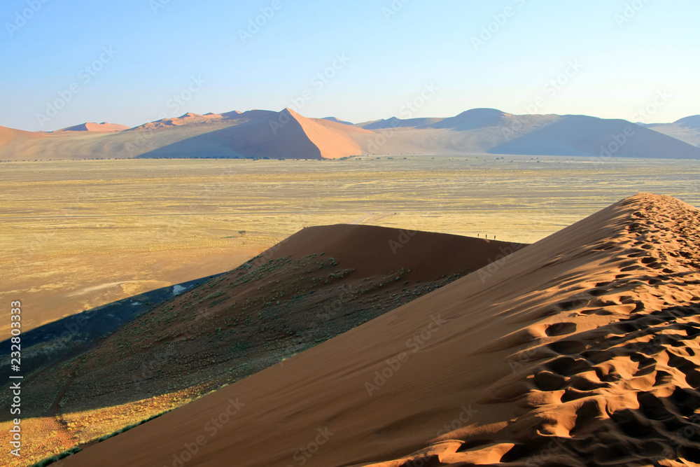 Blick von einer großen Düne in Namibia in Afrika bei blauem Himmel
