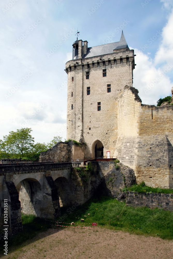 Ville de Chinon, Tour de l'Horloge et pont d'accès, forteresse royale de Chinon, Indre-et-Loire, France