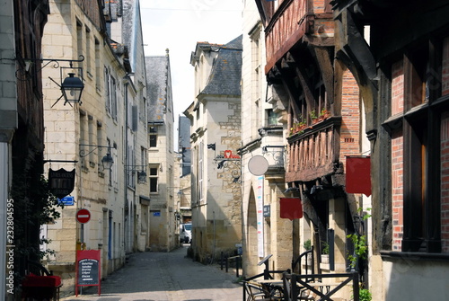 Ville de Chinon, ruelle du centre historique, maison à pans de bois, département d'Indre-et-Loire, France photo