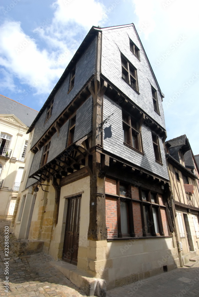 Ville de Chinon, ruelle du centre historique, maison ancienne, département d'Indre-et-Loire, France