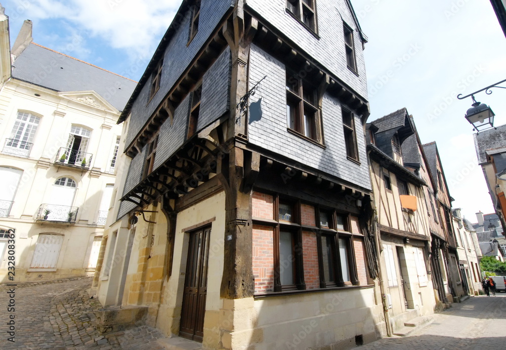 Ville de Chinon, ruelle du centre historique, maison ancienne, département d'Indre-et-Loire, France	