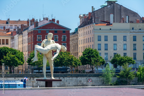 The statue The weight of One Self in Lyon