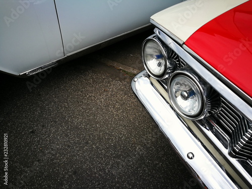 Amerikanische Limousine der Sechziger Jahre mit Chrom, Glanz, Doppelscheinwerfer und Zweifarbenlackierung beim Oldtimertreffen Golden Oldies in Wettenberg Krofdorf-Gleiberg bei Gießen in Hessen