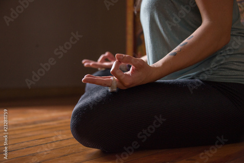 mujer y hombre practicando posiciones de yoga, en una luz suave y relajado, concentracion y formas con las manos