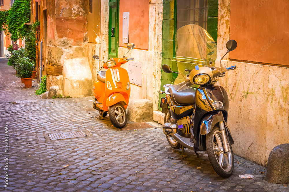 Naklejka premium włoskiej ulicy starego miasta z bajki w Trastevere, Rzym, Włochy, retro stonowanych