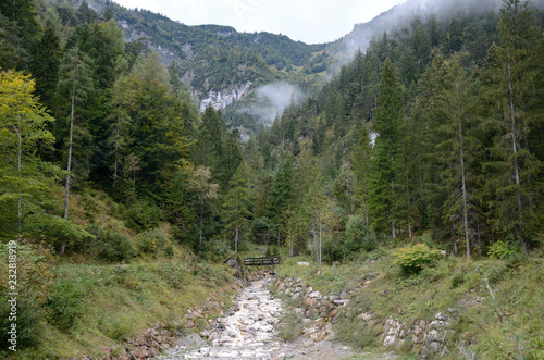 Wolkenverhangenes Tal photo