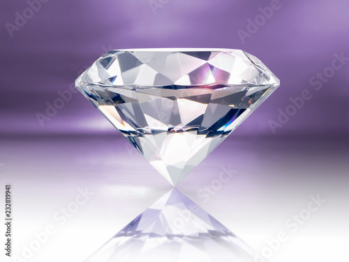 Diamant auf farbigem Hintergrund mit Spiegelung