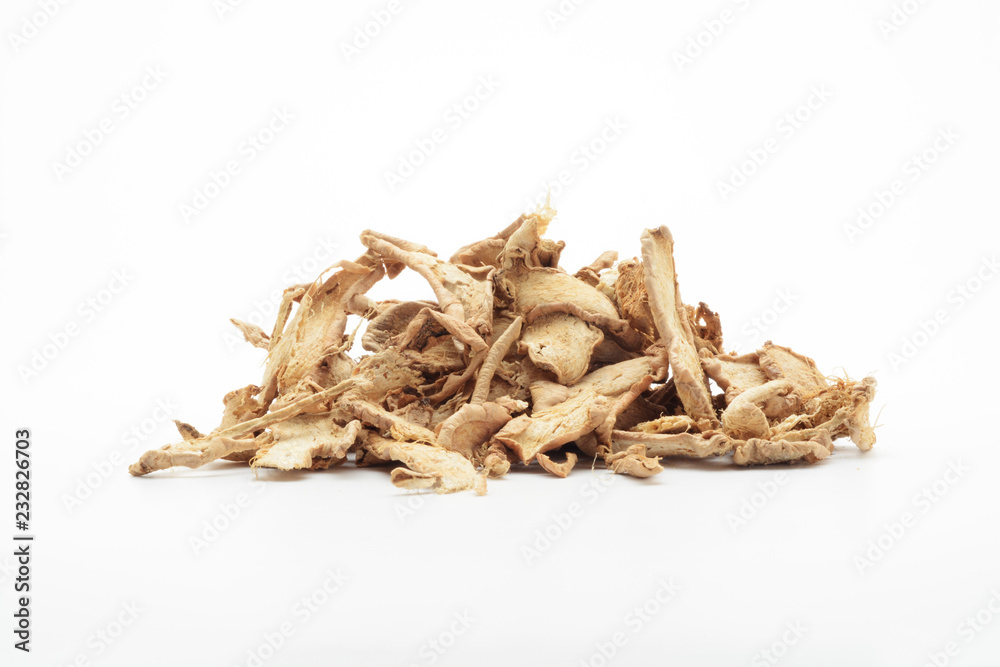 Jengibre en trozos sobre fondo blanco