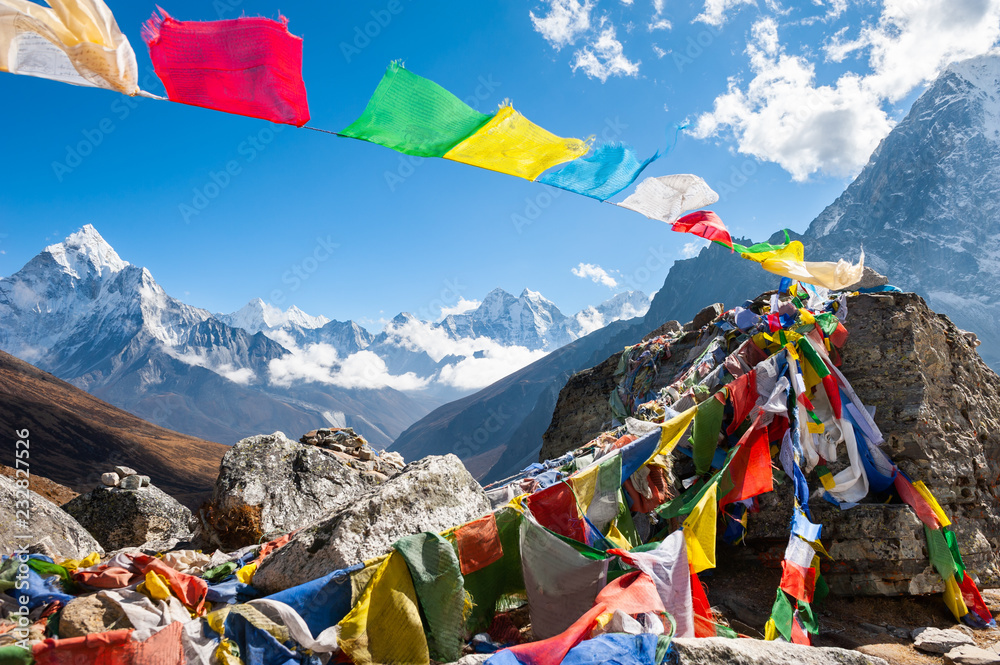 Colorful prayer flags on the Everest Base Camp trek in Himalayas, Nepal. - obrazy, fototapety, plakaty 