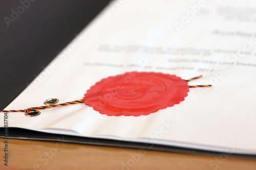 Notarieller Vertrag mit rotem Dienstsiegel photo