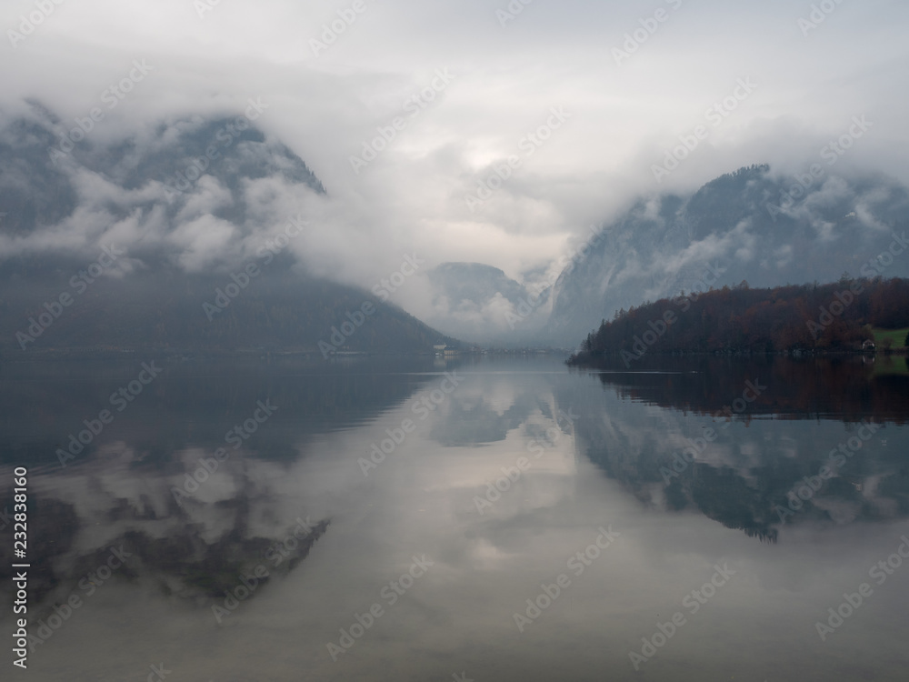 Fototapeta premium Hallstatt lake in the morning with mist from Obertraun shore