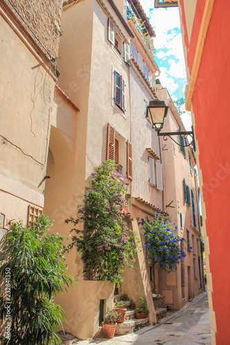 mediterrane Gasse Fassade in Südfrankreich Roquebrune Cap-Martin Côte d’Azur France