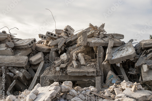 Fényképezés destroyed building - concrete and metal debris of a destroyed building - destro