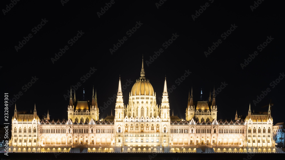 Parlamento de Budapeste à noite