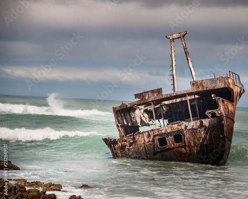 Vászonkép Shipwrecked in the indian atlantic